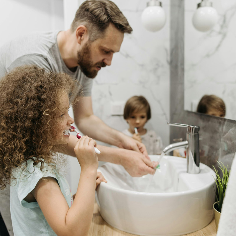 famille toilette salle de bain