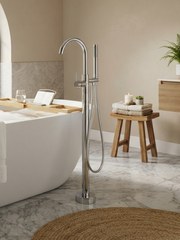 Robinet de baignoire sur pied installé près d'une baignoire îlot